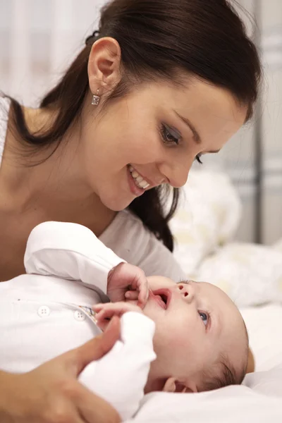 Madre cuidando a su bebé — Foto de Stock