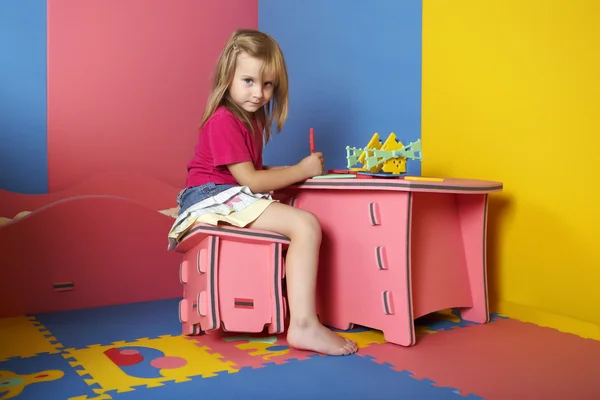 Dívka si hraje s barva gumovou pěnou hračky — Stock fotografie