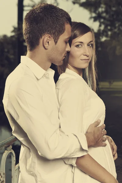 Jeune couple dans le parc de la ville automne — Photo