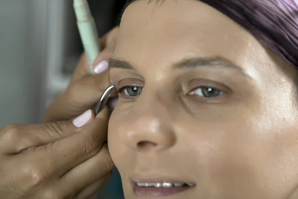 Mujer cuidando en salón de belleza — Foto de Stock