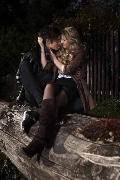 Par i kärlek utanför huset på willage läge — Stockfoto