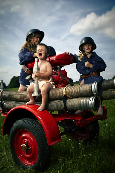 Дети и пожарная машина — стоковое фото