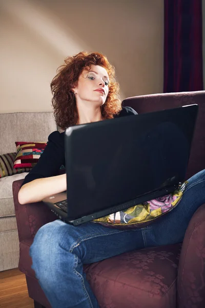 Señora navegar por Internet — Foto de Stock