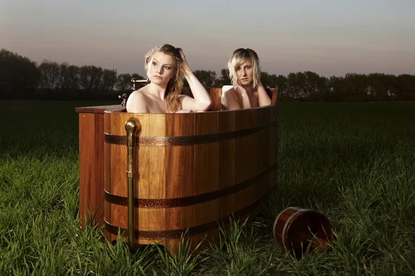 Baño y relajación en la naturaleza — Foto de Stock