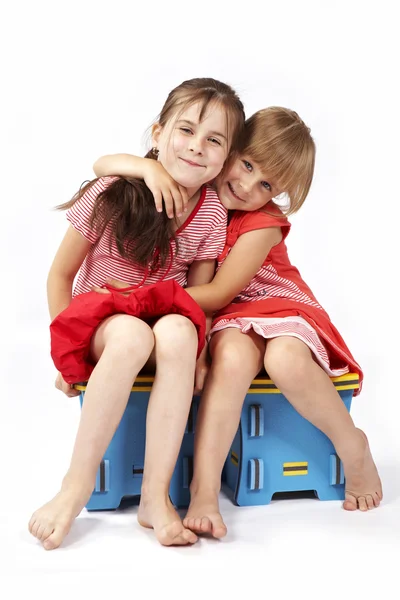 Bambini in gioco con i giocattoli di schiuma di colore — Foto Stock