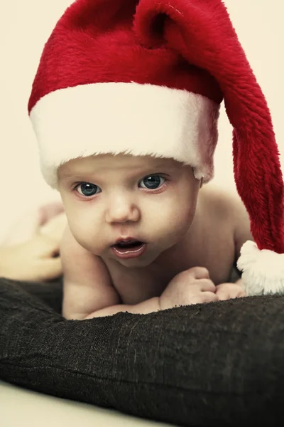 Bambino si veste in al cappello di Natale — Foto Stock