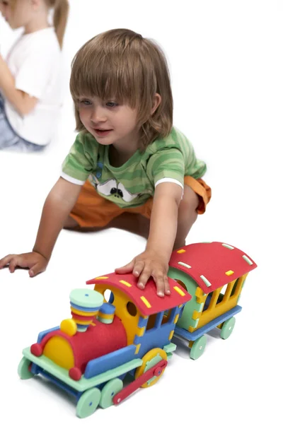 Barn spelar med uppsättning av gummi skum leksaker — Stockfoto
