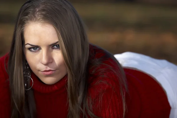 Fashion lady posing in autumn park — Stock Photo, Image