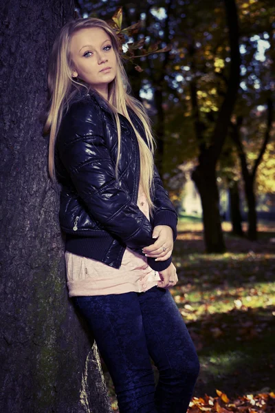 Young beautiful lady posing in autumn park — Stock Photo, Image