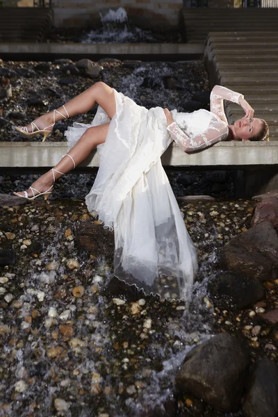 Lady in bridal gown posing outdoor on city park — Stock Photo, Image