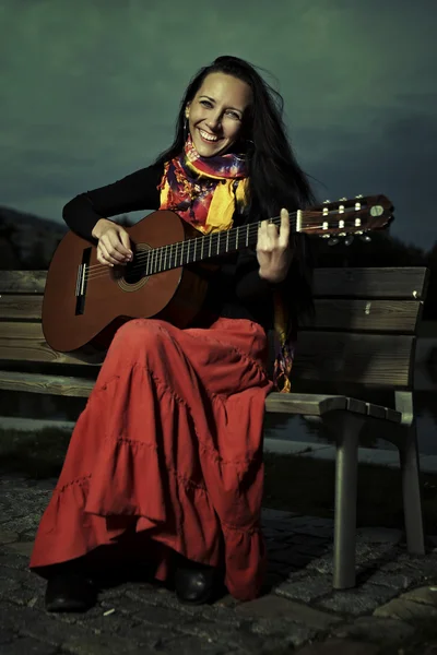 Открытый портрет женщины, играющей на гитаре — стоковое фото