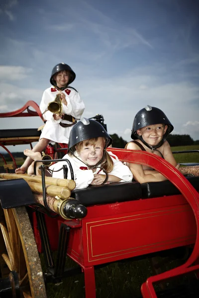 Bambini e camion dei pompieri — Foto Stock
