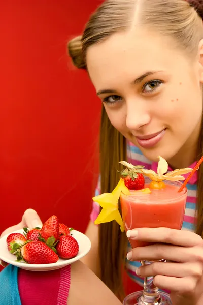 Chica mezcla y degustación de varias bebidas y bebidas sin alcohol — Foto de Stock