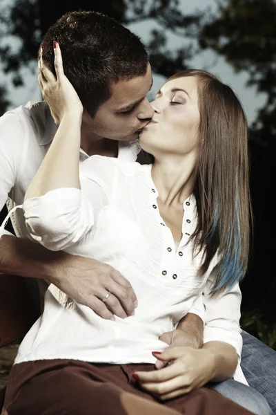 Young couple in autumn city park — Stock Photo, Image