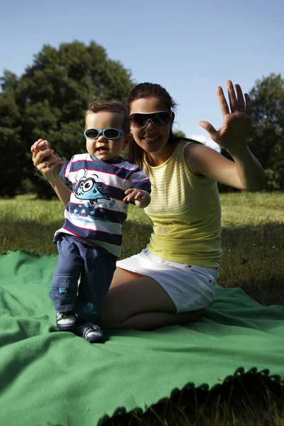Мать и ее сын в летнем парке — стоковое фото
