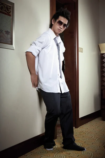 Jonge Aziatische man poseren in hotel — Stockfoto