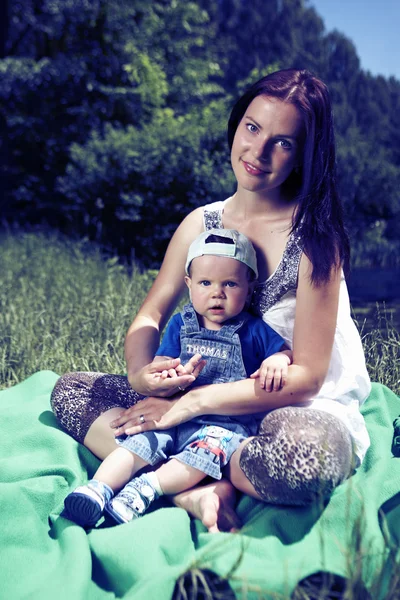 어머니와 그녀의 아들 편안 하 고 여름 공원에서 재생 — 스톡 사진