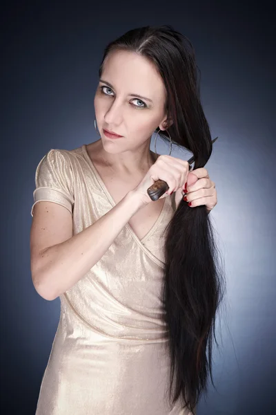 Черные волосы женщины и ее угрюмые вредные эмоции — стоковое фото