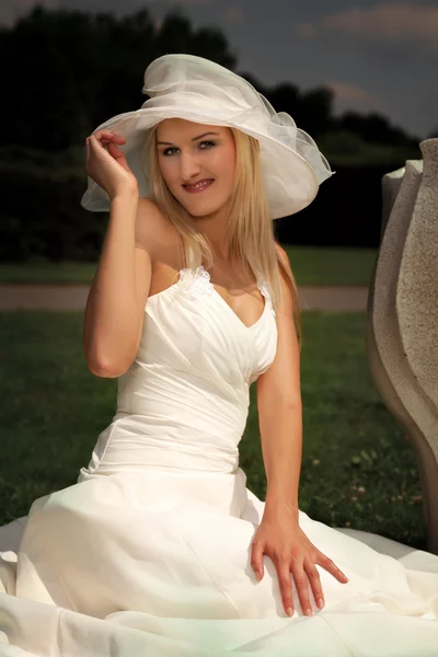 Lady in bridal gown posing on outdoor — Stock Photo, Image