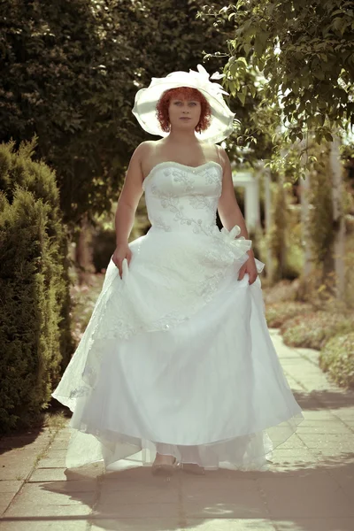 Lady in bridal gown posing on outdoor — Stock Photo, Image