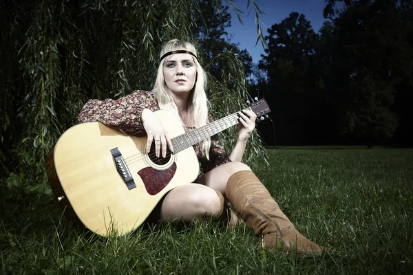 Young hippie lady with guitar — Stock Photo, Image