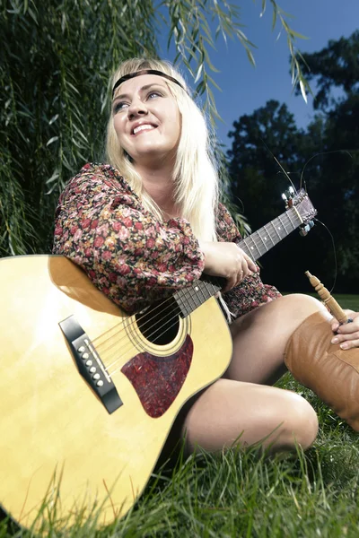 Joven hippie dama con guitarra — Foto de Stock