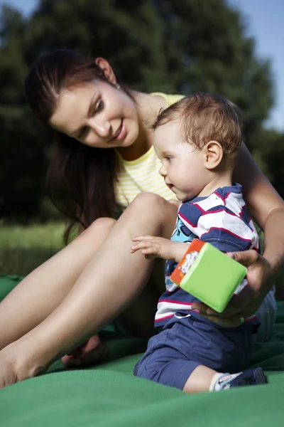 Madre e suo figlio nel parco estivo — Foto Stock