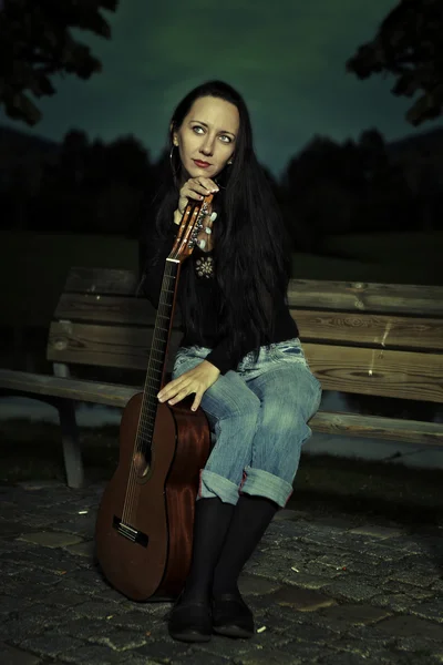 Retrato al aire libre de la mujertocando la guitarra — Foto de Stock