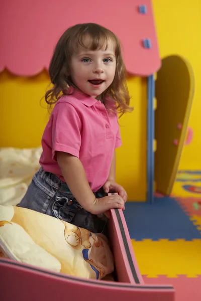 Dívka si hraje s barva gumovou pěnou hračky — Stock fotografie