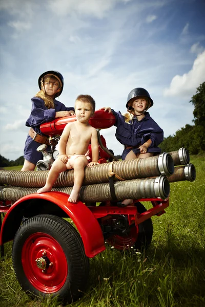 Crianças e um caminhão de bombeiros — Fotografia de Stock