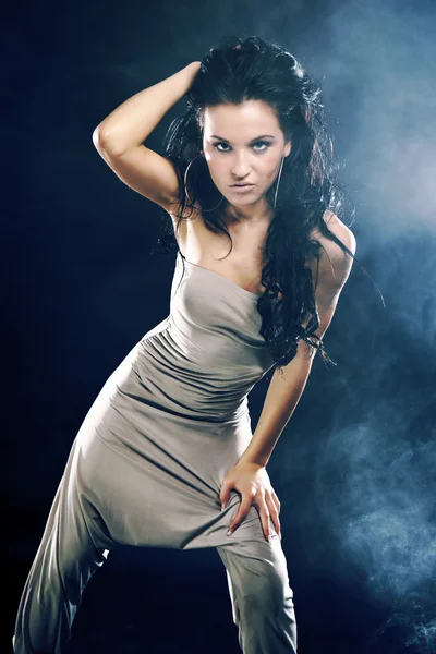 Ung vacker casual kvinna visar tummen upp skylt med satisfac — Stock fotografie