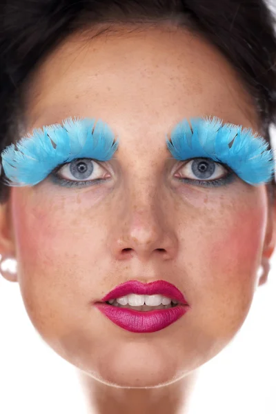 Paní pózuje v studio pro portrét modré peří okem řasy — Stock fotografie
