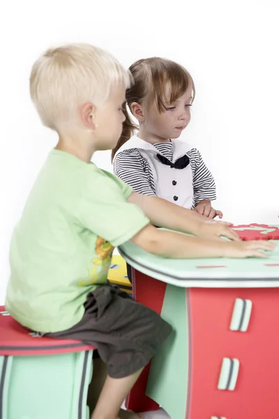 Barn spelar med färg skum leksaker — Stockfoto