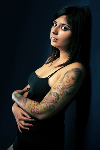 Donna con molte arti del tatuaggio sul suo corpo — Foto Stock