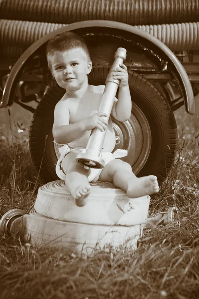 Мальчик и пожарная машина — стоковое фото