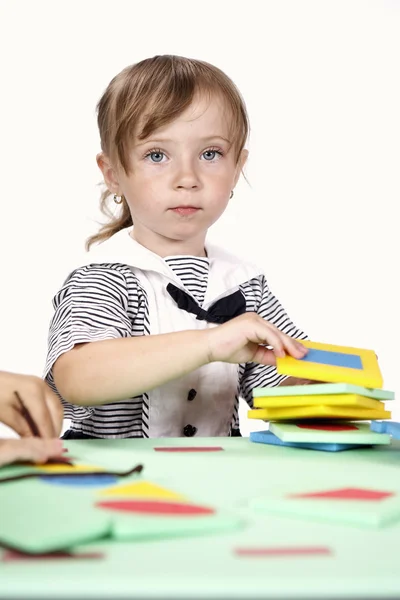 Los niños en el juego con juguetes de espuma de color — Foto de Stock