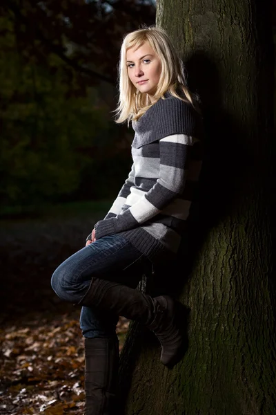 Ung blond dam poserar utomhus — Stockfoto