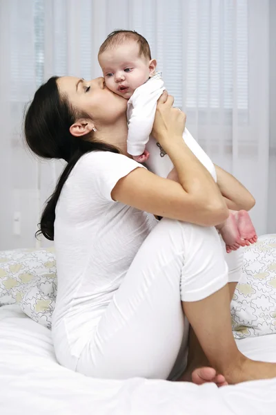 Mamma tar hand om sitt barn — Stockfoto