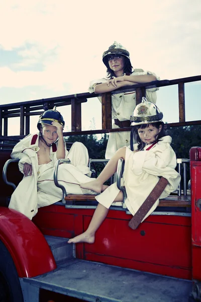 Children and a fire truck — Stock Photo, Image