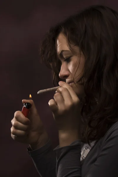 Mujer joven fumando marihuana — Foto de Stock