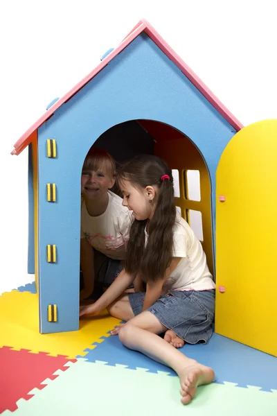 Los niños en el juego con el juego de juguetes de espuma de goma — Foto de Stock