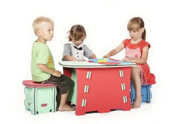 Crianças em jogo com brinquedos de espuma de cor — Fotografia de Stock