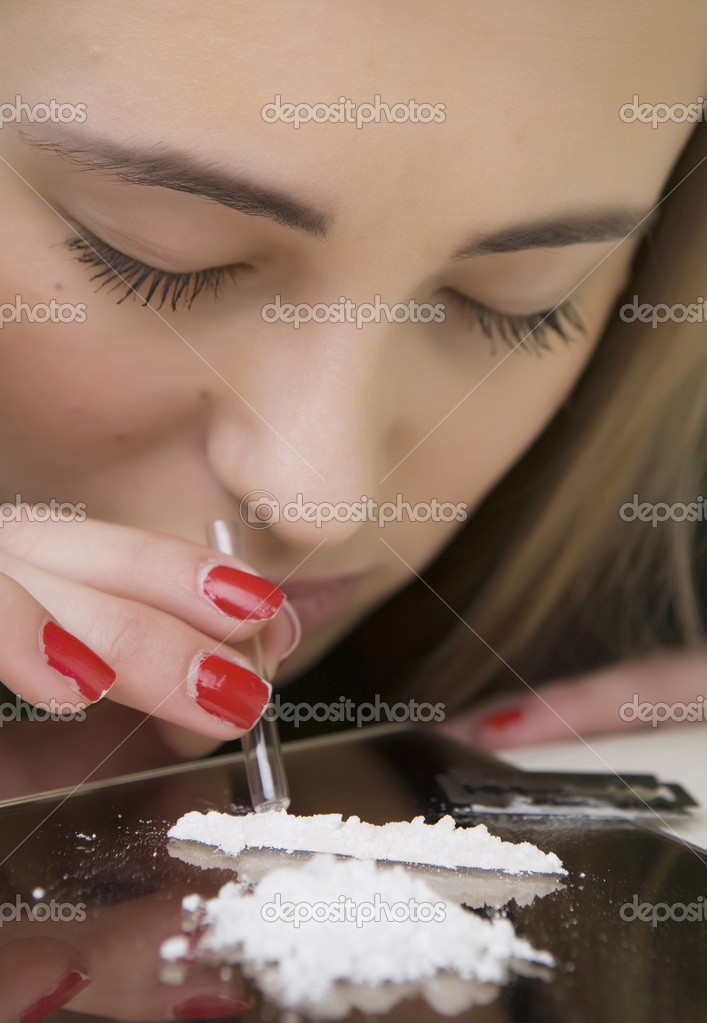 Включи где девушка нюхает девушек. Девушка нюхает кокаин фото. Включи где девушка нюхает девушек. Включи где девушка нюхает девушек. Девушка с порошком.