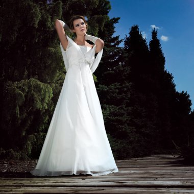 Gelin Kıyafeti açık poz içinde Bayan