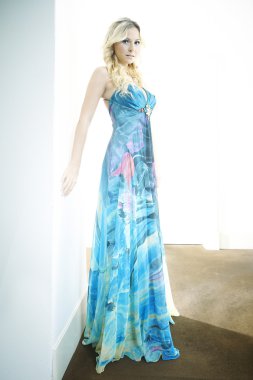 güzel sarışın genç kadın