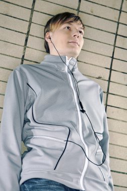 genç adam şık gömlek