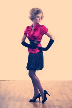 Retro stil poz içinde kadın
