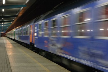 tren istasyonunda gece