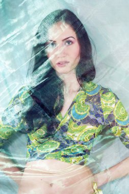 kadın stüdyoda poz