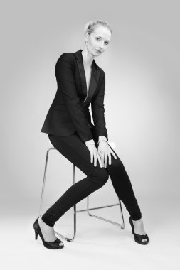 Sandalyede oturan Bayan modeli